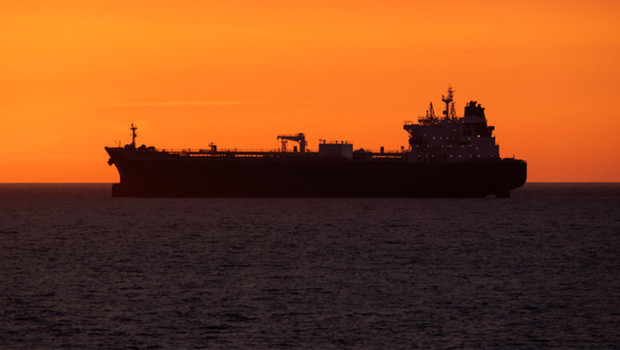 Hürmüz'de tanker vuruldu: Gemilere uyarı