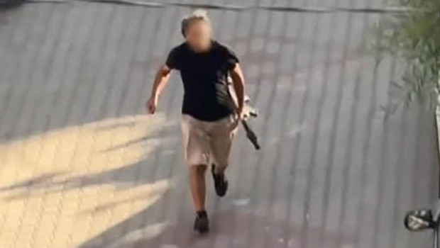 Pompalı tüfekle kapıya dayanıp dehşet saçtı: "Çık dışarı, sana sıkacağım"