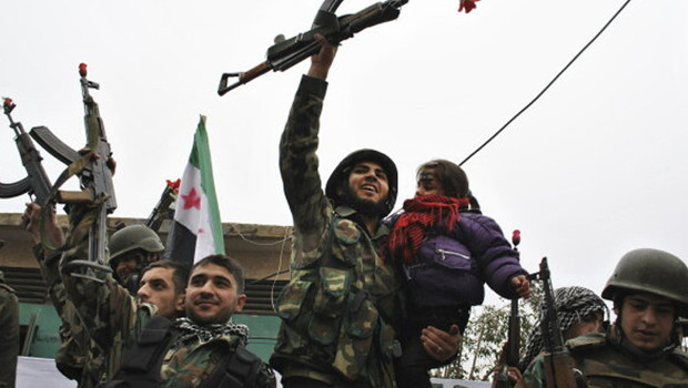Suriye ordusu terör örgütü YPG'nin silahlarını teslim almaya başladı
