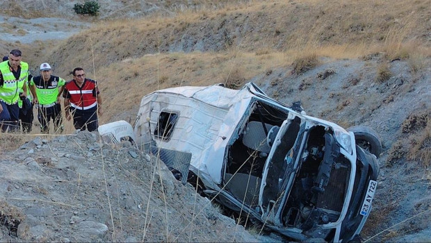 Elazığ’da minibüs uçuruma yuvarlandı: 5'i ağır 13 yaralı
