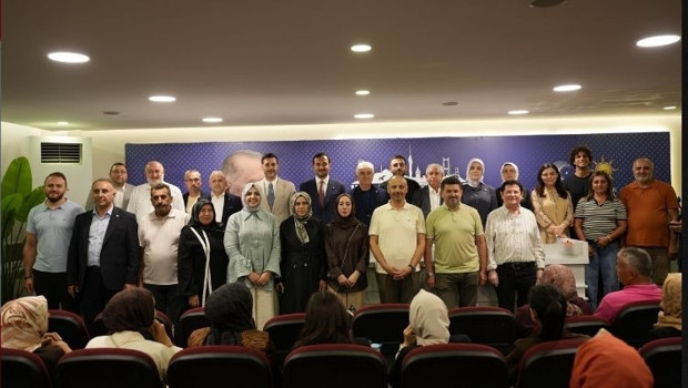 Üsküdar'da 4 CHP'li meclis üyesi AK Parti'ye katıldı
