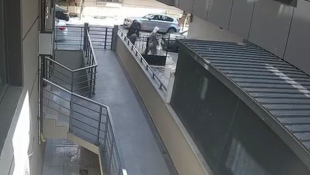 Avcılar'da kadın kıyafetli hırsızlar kamerada: Açık kapıya şaka yaptılar, kabusu yaşadılar