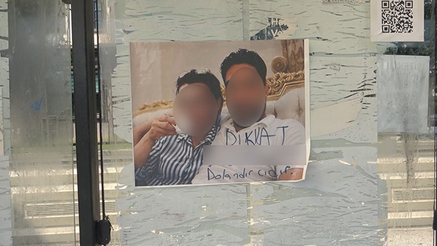 Adana’da otobüs durağında görenleri şaşırtan ilan: Dikkat, dolandırıcıdır