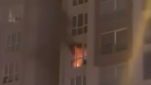 Büyükçekmece’de 12 katlı binada çıkan yangında mahsur kalan 3 kişi kurtarıldı