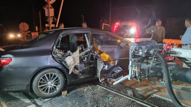 Zonguldak’ta yolcu treni otomobille çarpıştı: 5 yaralı