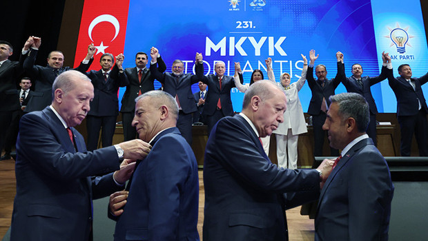 Cumhurbaşkanı Erdoğan, AK Parti'ye katılan belediye başkanlarına rozetlerini taktı