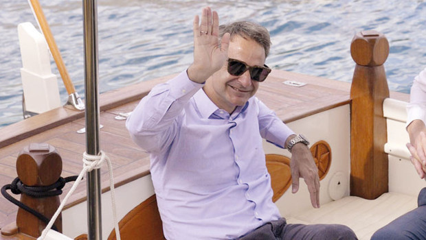 Üç gün kalacak siyasi şov yapacak