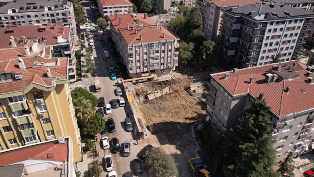 Bahçelievler'de 5 katlı binanın istinat duvarı çöktü, merdivenleri hasar gördü