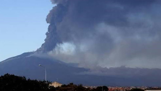 Etna Yanardağı harekete geçti: İtalya'daki havalimanı kapatıldı