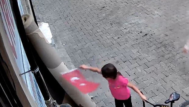 Yerde bulduğu Türk bayrağını öpüp kaldıran minik Nehir'in o anları yürek ısıttı