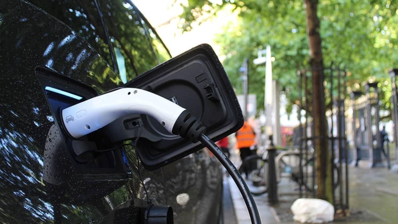 Yılın ilk dört ayında elektrikli ve hibrit otomobil satışları 150 bin sınırına yaklaştı