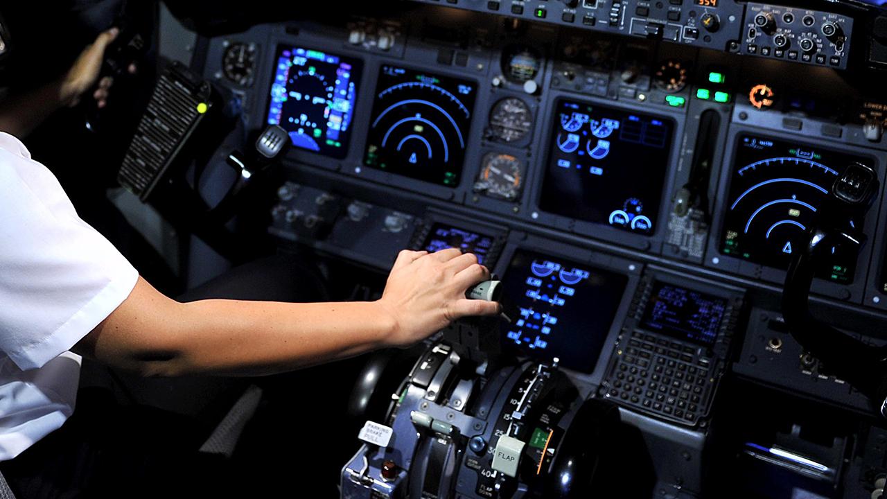 Yolcu uçaklarının rotasına giren pilot, kuleyi çileden çıkardı