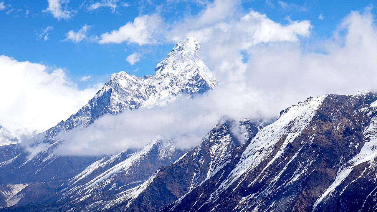 Everest Dağı'na bir günde 274 dağcı tırmanarak rekor kırdı