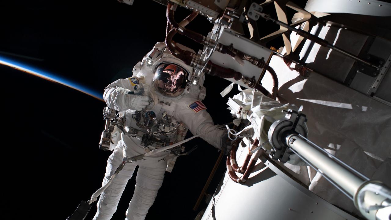 Uzayda ilk robotik kurtarma operasyonu: NASA düşen teleskobun peşinde