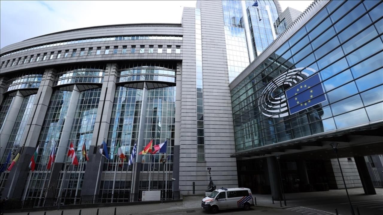AB, yüksek riskli yapay zeka kurallarını erteledi
