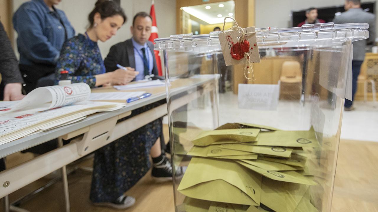 Güney Kore'de oy pusulası yetersizliğini soruşturan polis, seçim komisyonuna baskın düzenledi