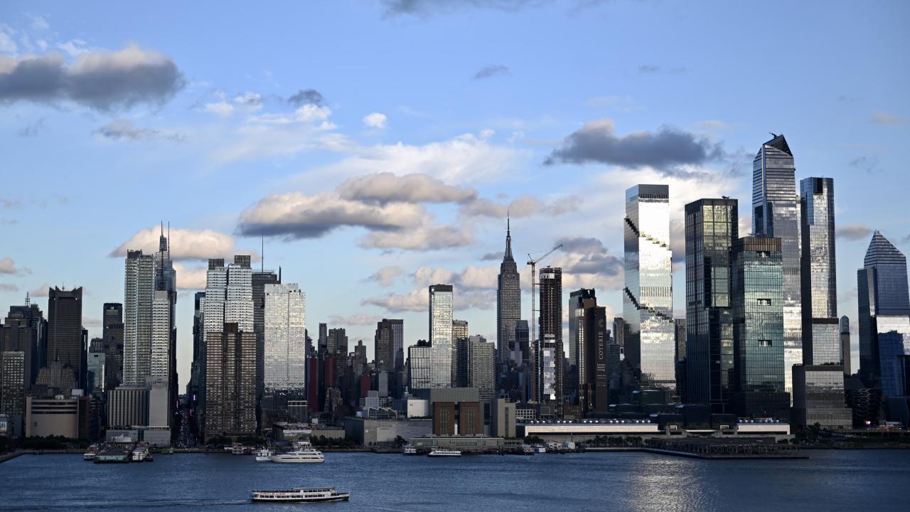 Empire State binasına tırmanan çift evlilik teklifinin ardından gözaltına alındı