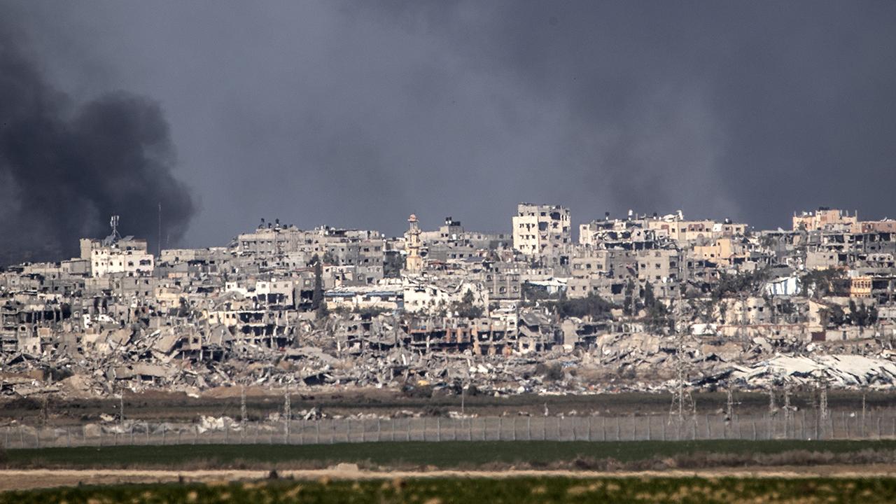 Katil İsrail'in Gazze'ye düzenlediği saldırılarda yıkılan binaların enkazından 8 Filistinlinin daha naaşı çıkarıldı