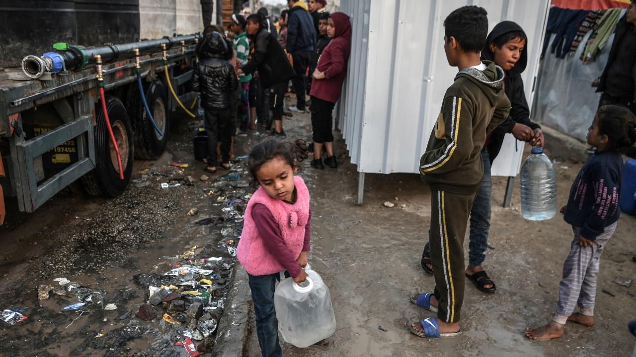 Katil İsrail, Gazze'de su doldurmaya çalışan çocuklara saldırdı: 1 çocuk hayatını kaybetti