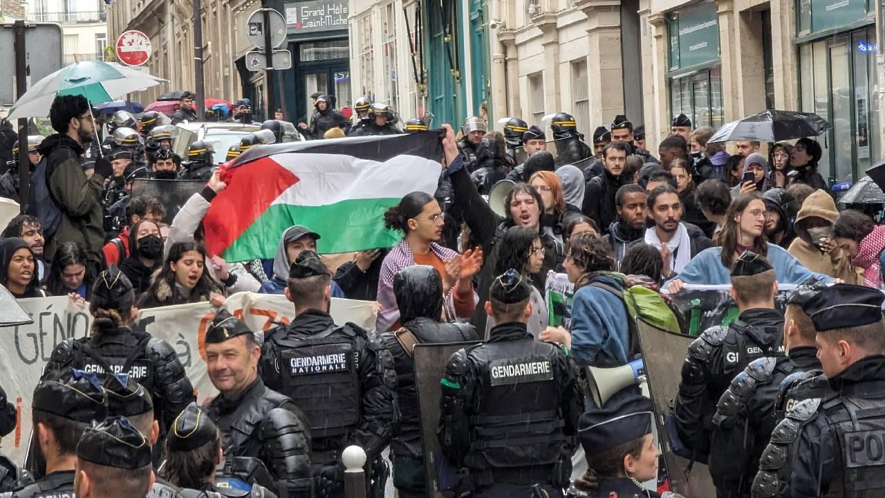Fransa'da öğrencilerin Filistin'e destek girişimleri polis engeline takılıyor