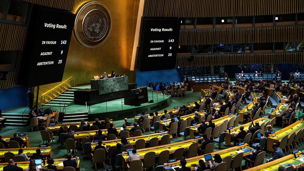 BM Afrika'nın gerçek boyutunu gösteren yeni dünya haritasını oyluyor