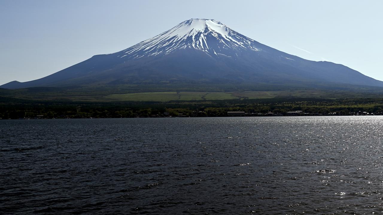 Fuji Dağı'na tırmanan baba, zirveye ulaşmak için küçük oğlunu tek başına bıraktı