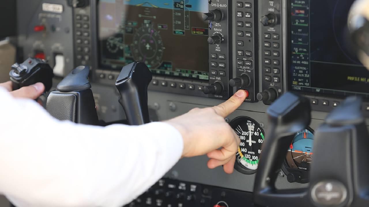 Havada can pazarı: Yolcular kriz geçiren pilotu koltuğa bağladı