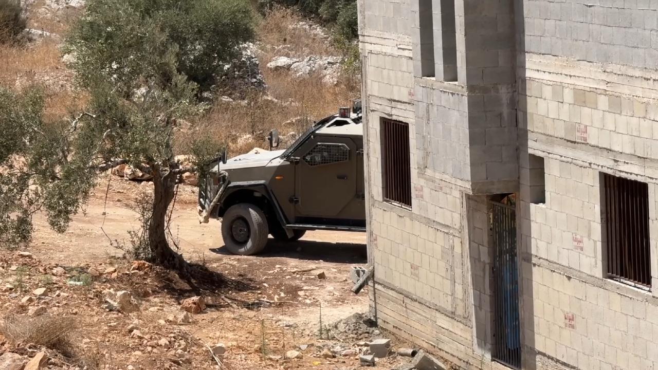 Batı Şeria'da bir İsraillinin, askeri üniforma giyerek Filistinlileri darbettiği ortaya çıktı