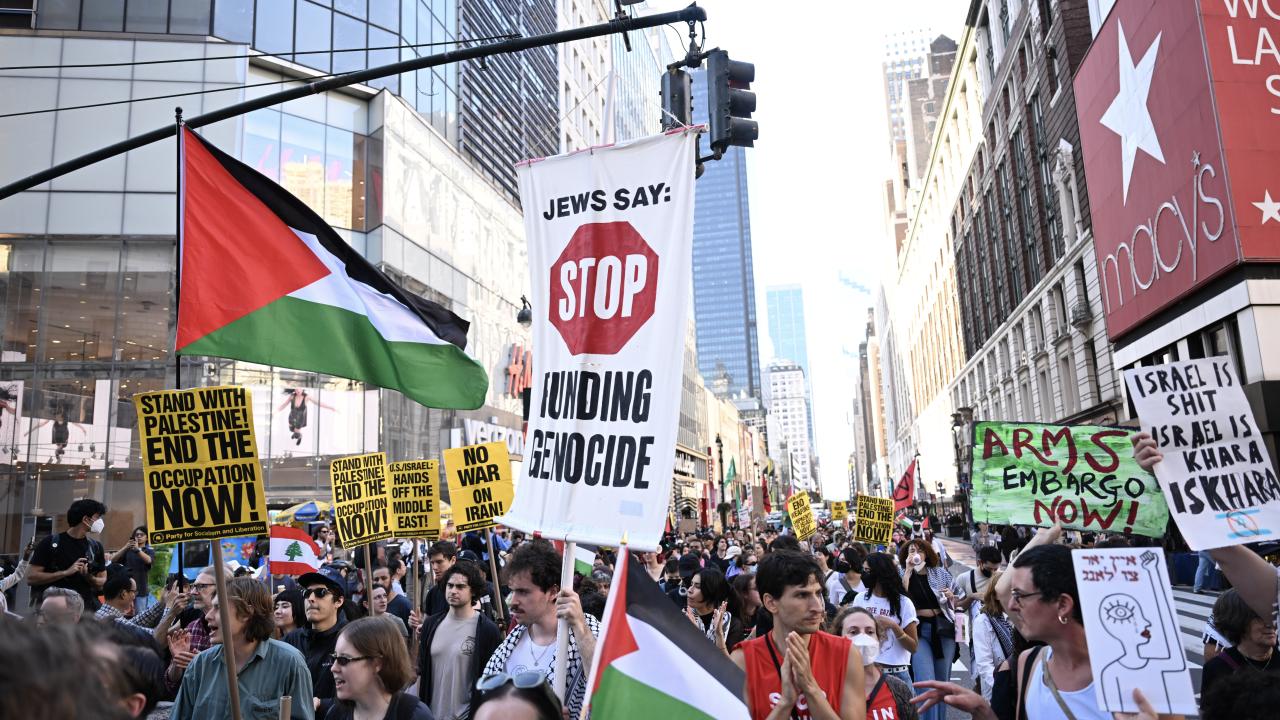 New York'ta İsrail'e silah satışına karşı düzenlenen protestoda yaklaşık 100 kişi gözaltına alındı