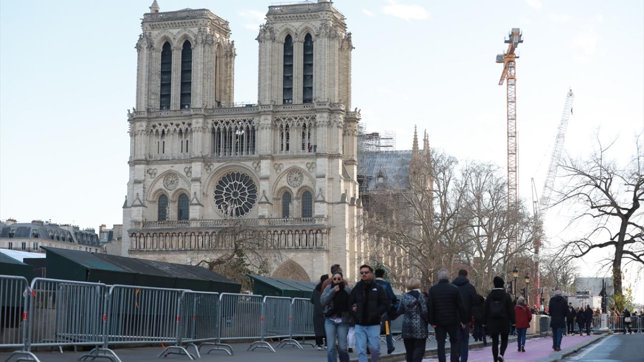 Notre Dame'ın altında kazı yapan arkeologlar 2 bin yıllık tarihe ulaştı