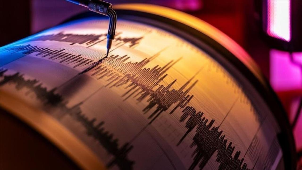 Endonezya'da 7,4 büyüklüğünde deprem