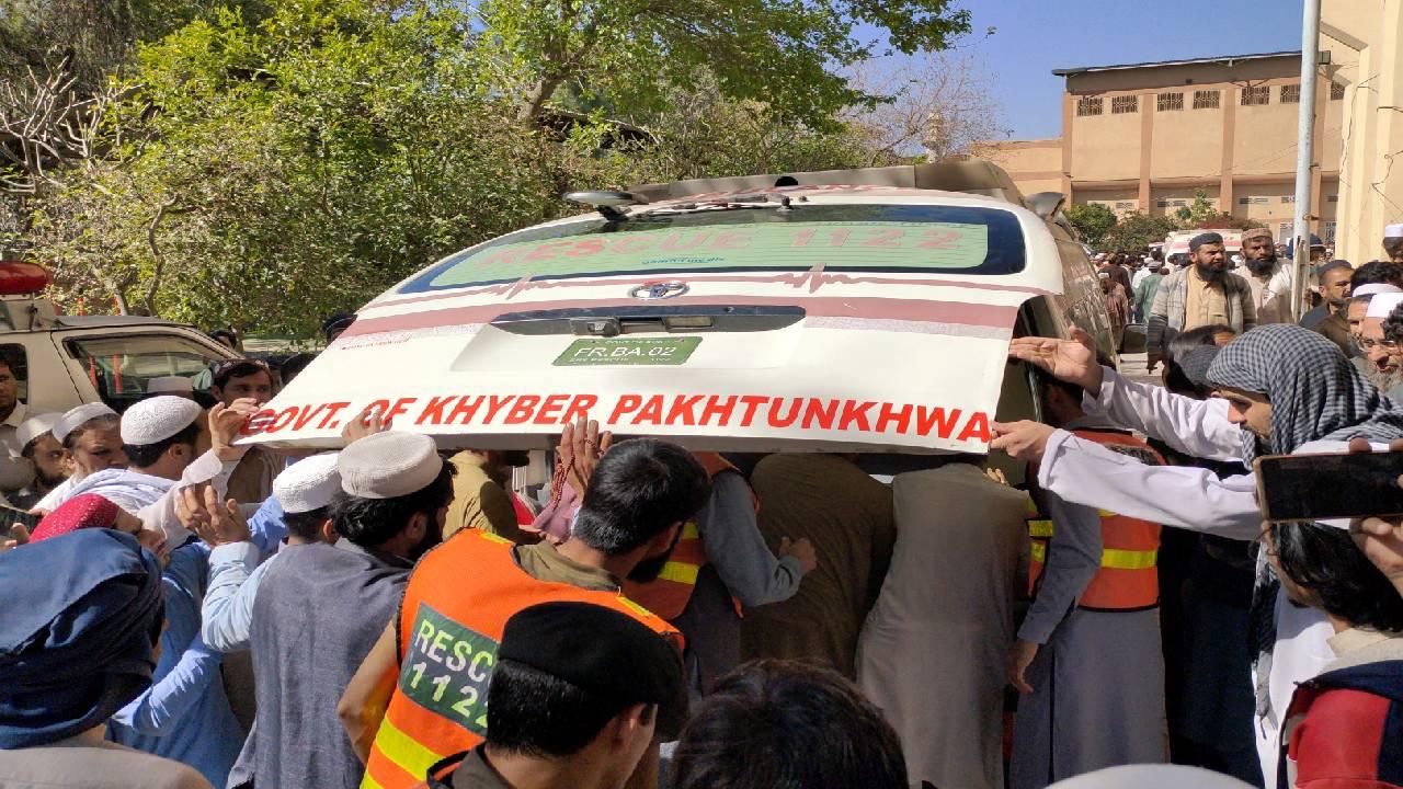 Pakistan'da yolcu otobüsünün uçuruma yuvarlandığı kazada 40 kişi öldü