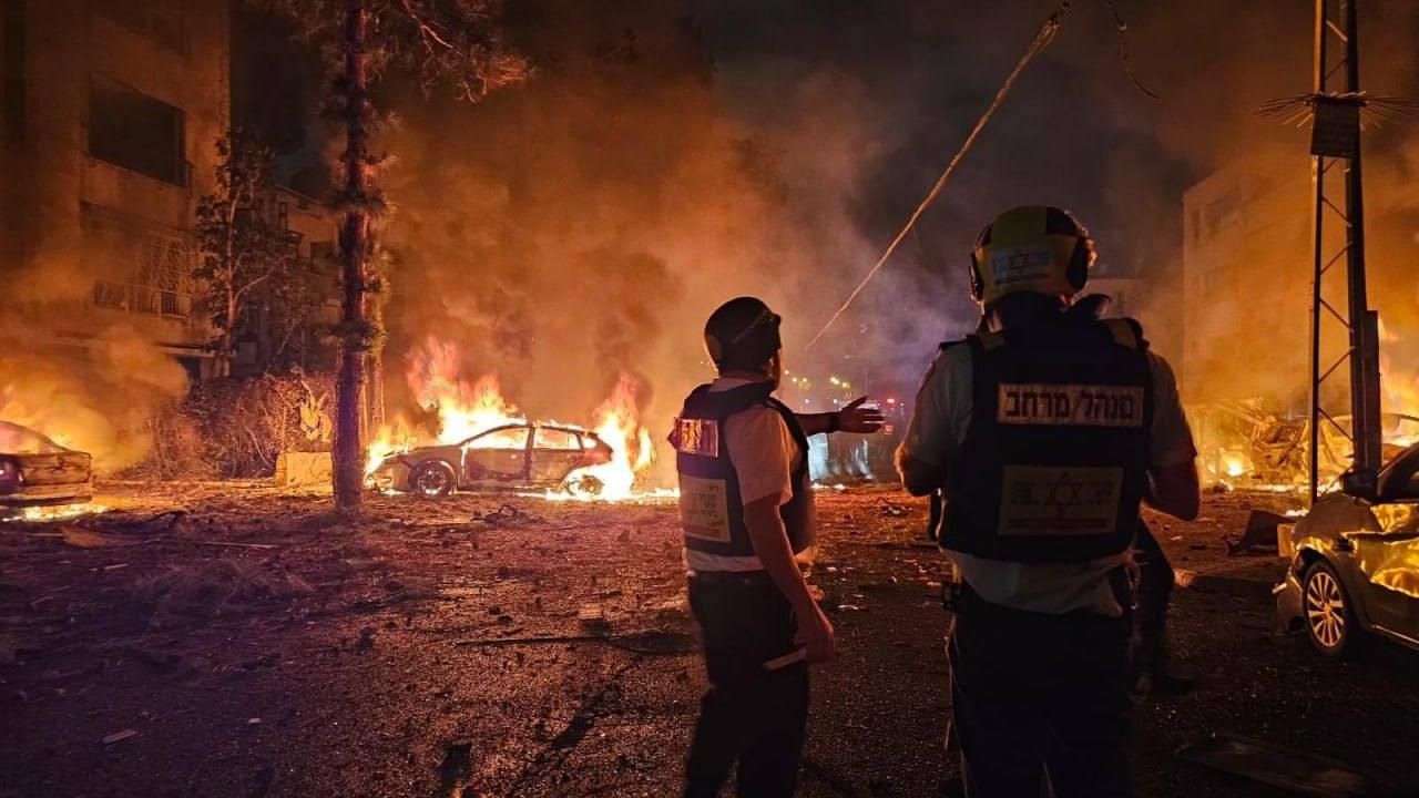 İsrail basını: Hayfa'daki füze saldırısında enkaz altında kalan 2 kişinin cesedine ulaşıldı