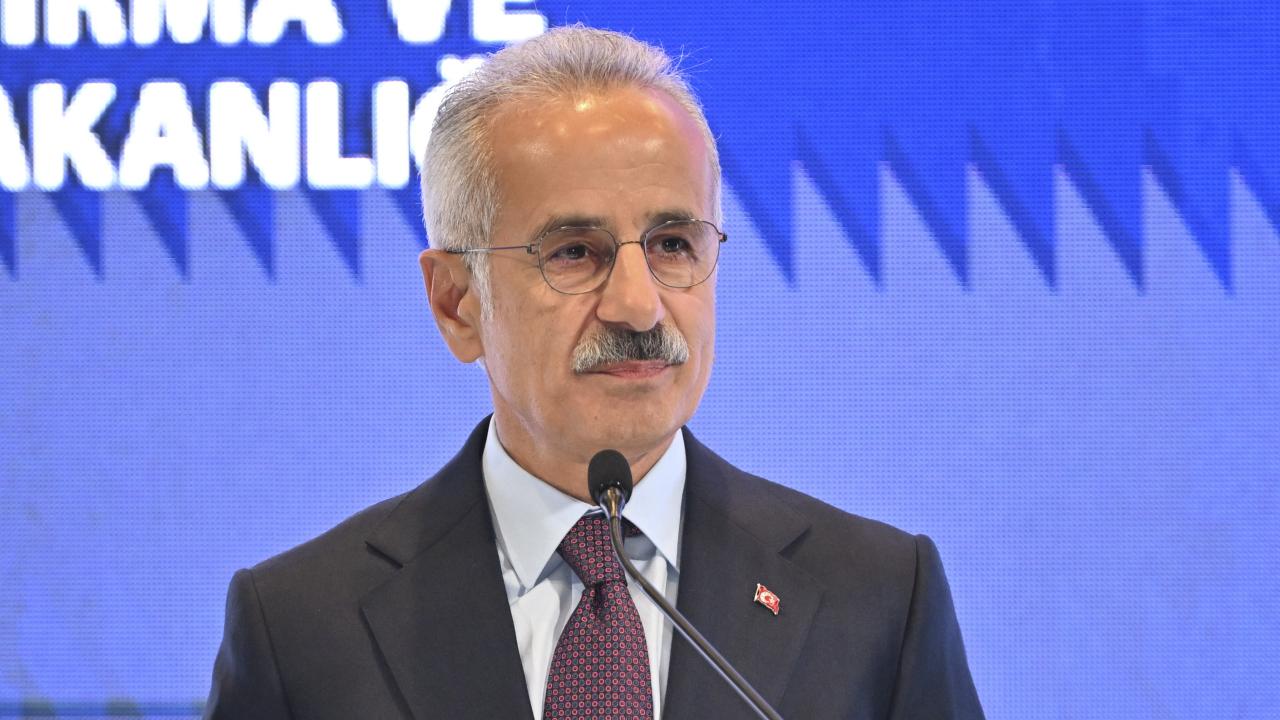 Bakan Uraloğlu: Hürmüz'deki gemilerimizle temastayız, tahliye için çalışıyoruz