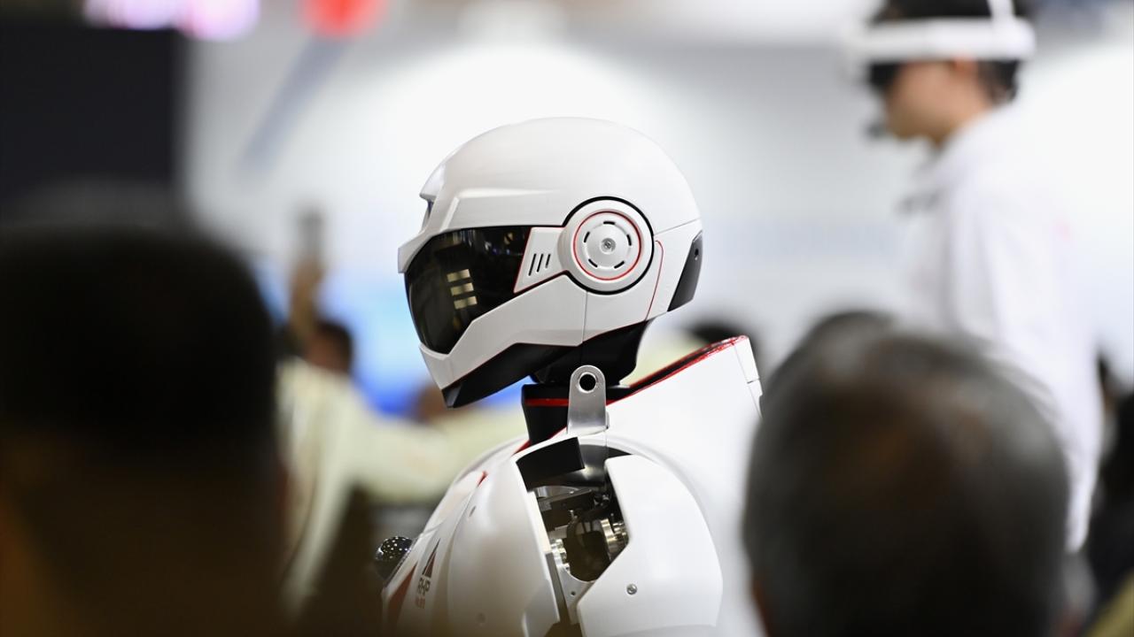Japonya, 2040'a kadar iş gücünde yapay zeka destekli 10 milyon robotu kullanmayı planlıyor