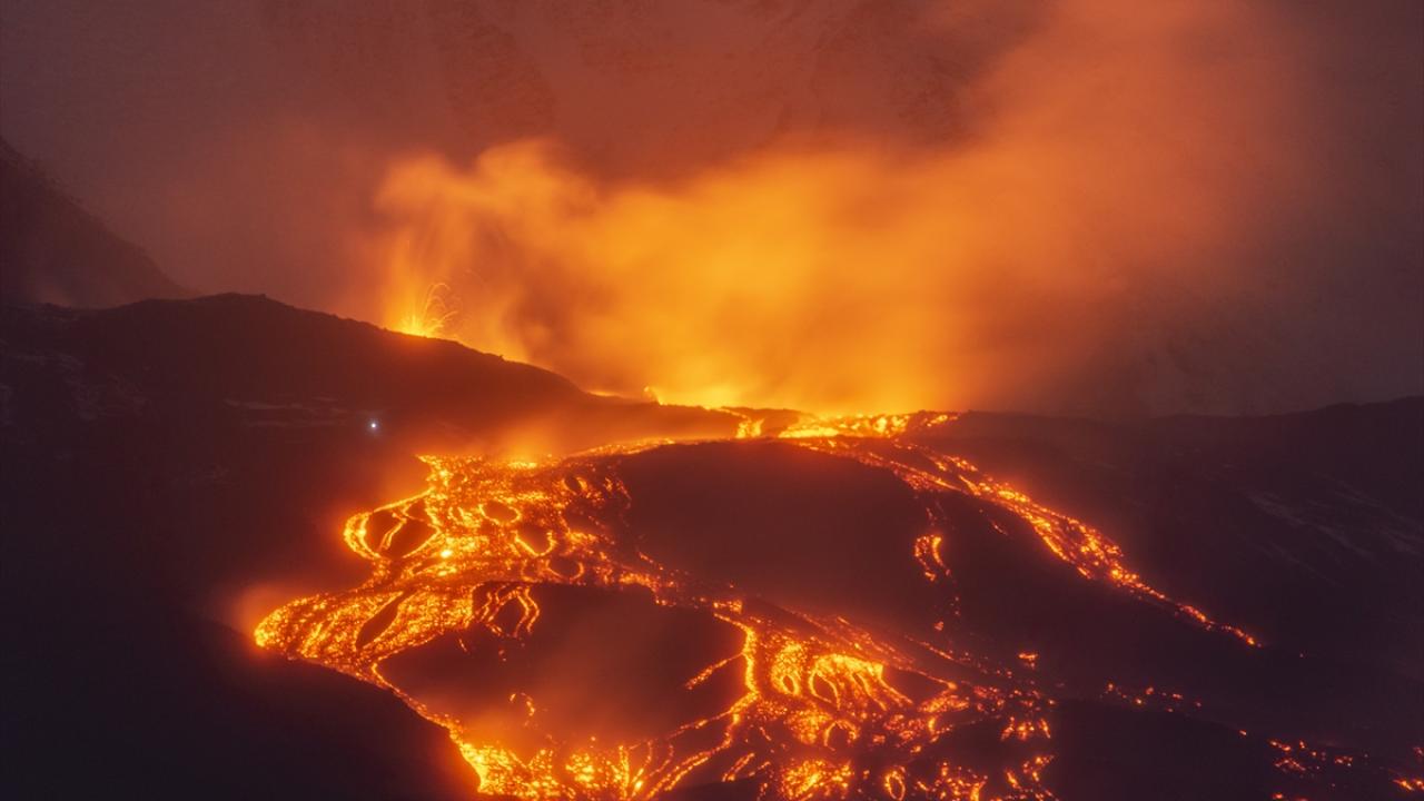 Etna Yanardağı'nın kül püskürtmesi hava ulaşımını olumsuz etkilemeye devam ediyor