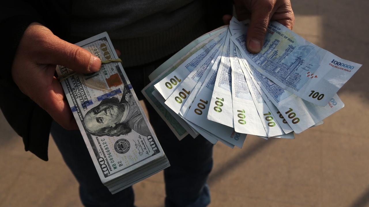 İran'da dolar, ulusal para birimi karşısında tarihi zirveye çıktı