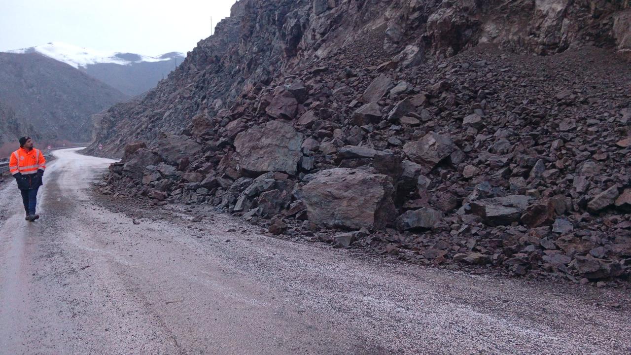 YüksekovaHakkari kara yolunda heyelan