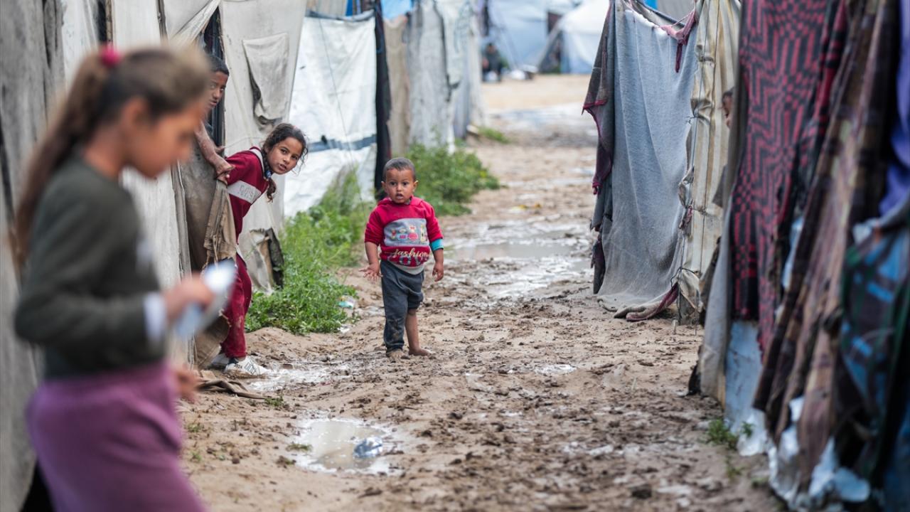 Soykırımcı İsrailin ablukası altındaki Gazzede ekmek krizi yaşanıyor