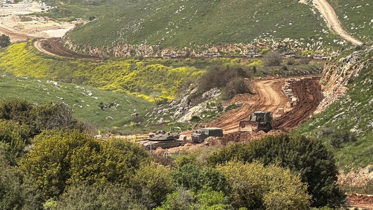 İşgalci İsrail ordusu, Lübnan'ın güneyinde sınır hattındaki evleri yıkmaya devam ediyor