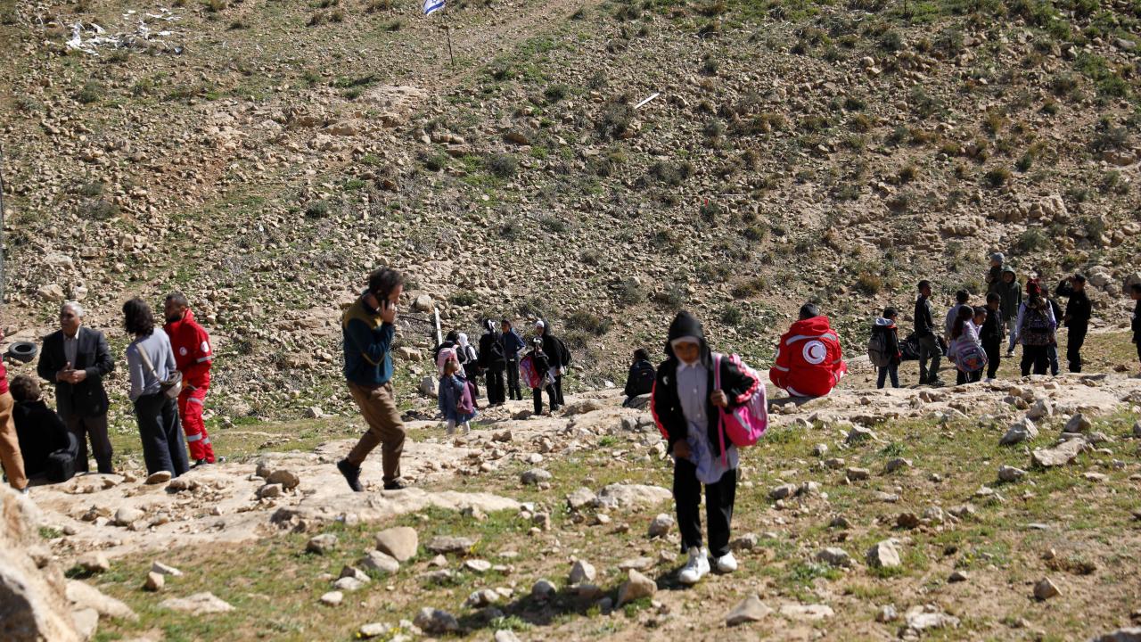 Batı Şeria'da öğrenciler, işgalci İsraillilerin kapattığı yol nedeniyle derslerini sokakta yaptı