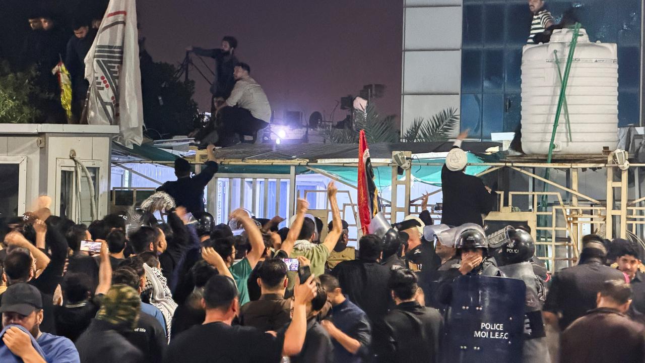 Iraklı protestocular, Basradaki Kuveyt Konsolosluğunu bastı