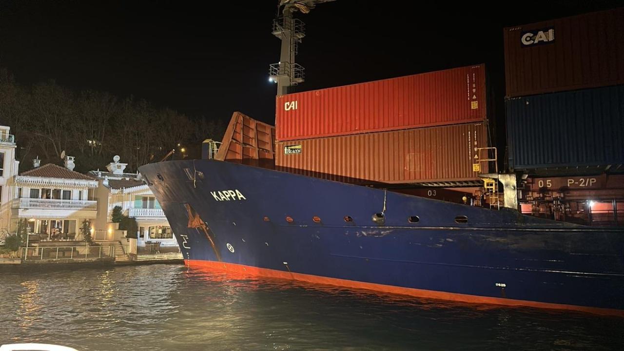 İstanbul Boğazında gemi yalıya metreler kala karaya oturdu