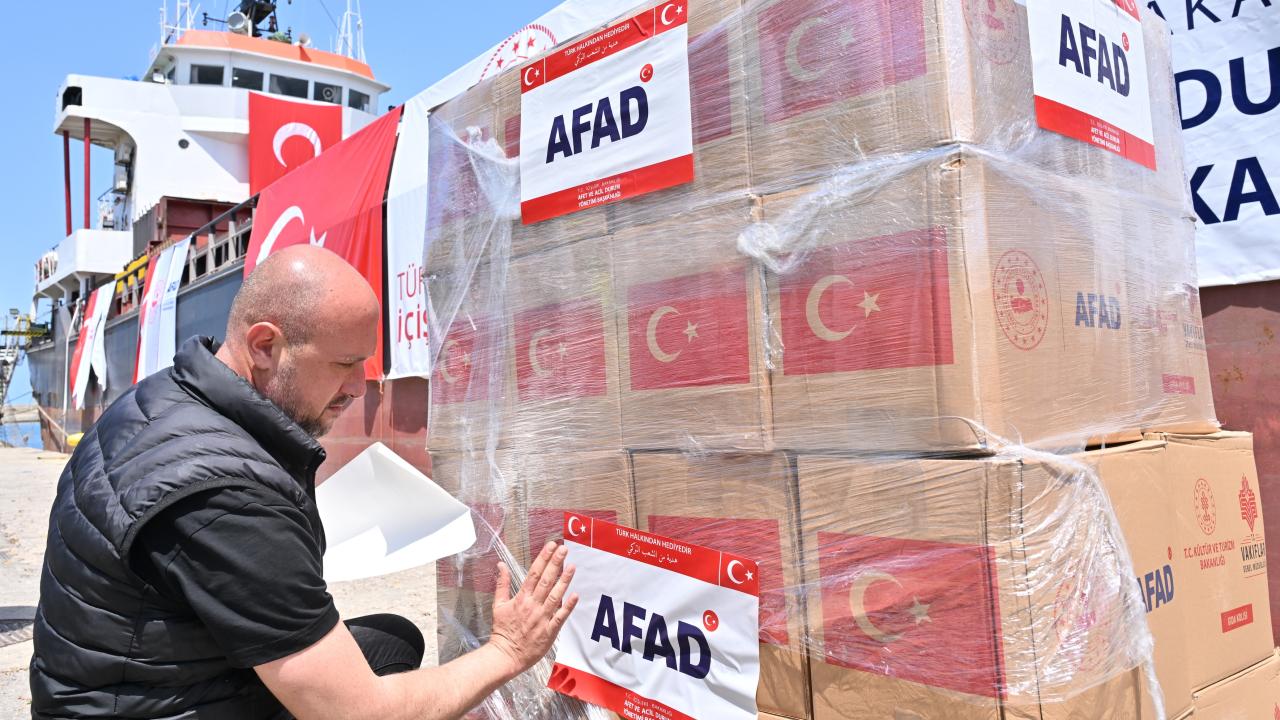 Türkiye'den Lübnan'a 730 tonluk insani yardım