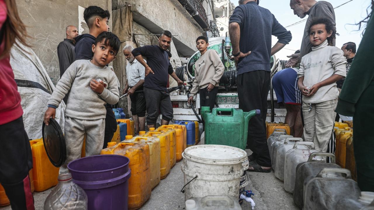 Gazze'de, okul sırasında olması gereken çocuklar saatlerce su kuyruğunda bekliyor