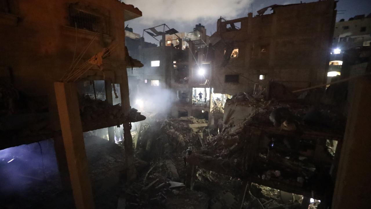 Ateşkese rağmen Gazzeyi vuran katil İsrail Filistinlileri bir kez daha evsiz bıraktı