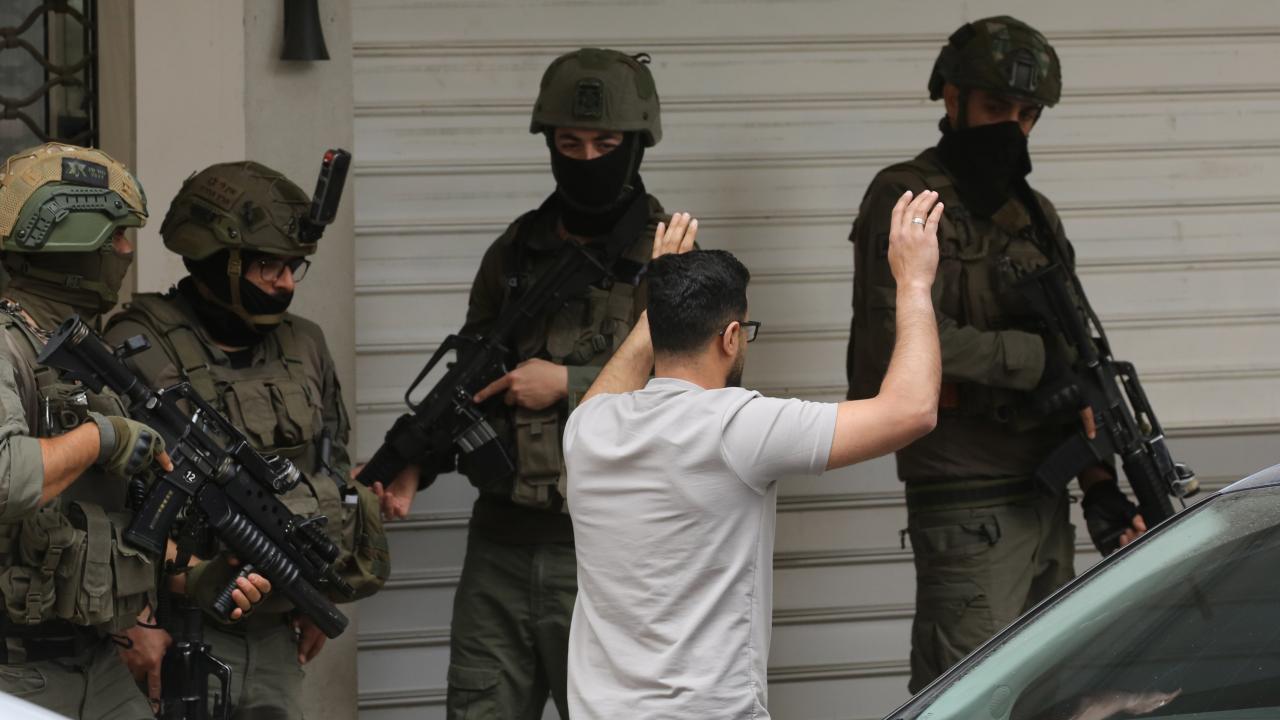 İşgalci İsrail ordusu Batı Şeria'da 4 Filistinliyi yaraladı, 2 Filistinliyi gözaltına aldı