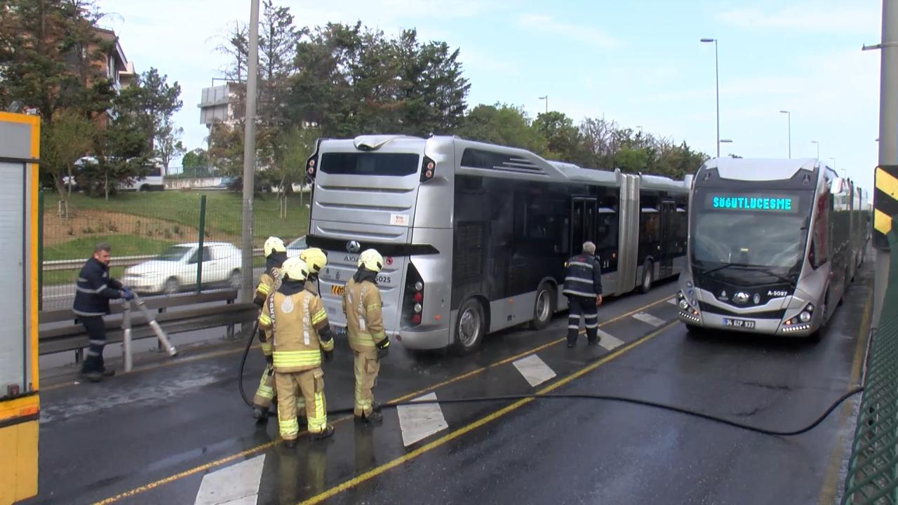 İstanbul'da metrobüsün motor kısmında yangın çıktı