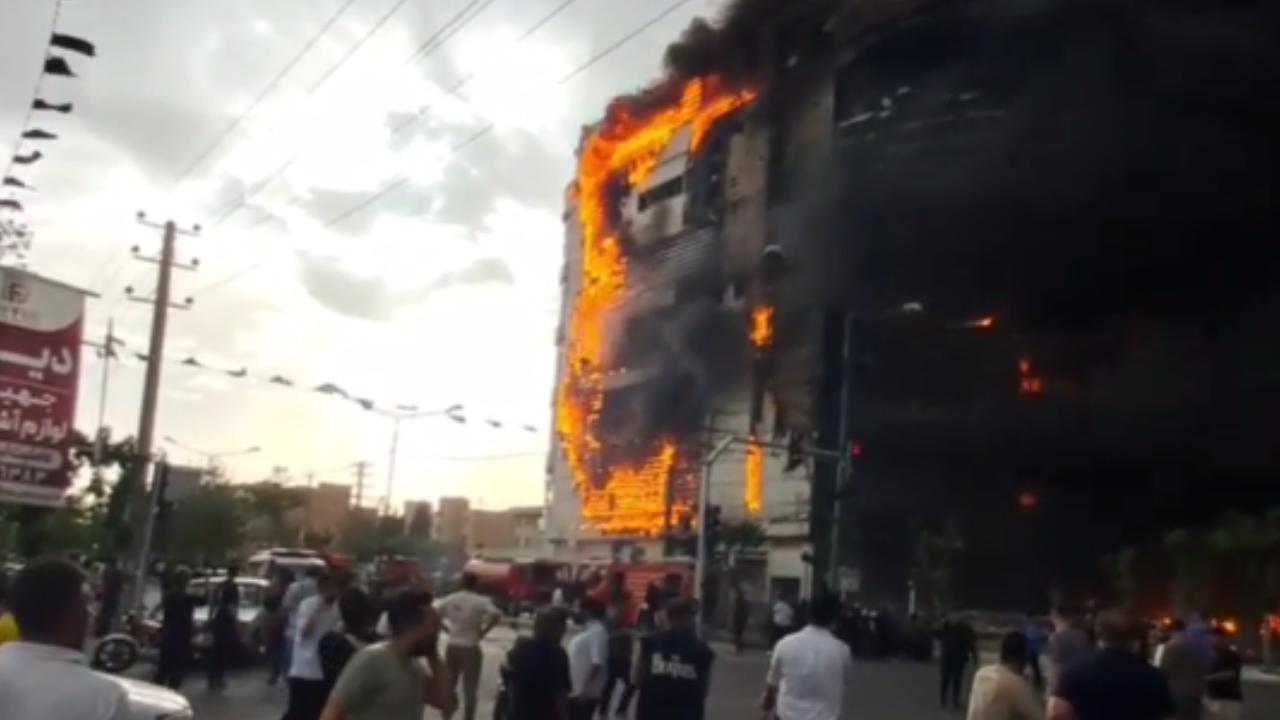 Tahran'da alışveriş merkezinde çıkan yangında 8 kişi hayatını kaybetti