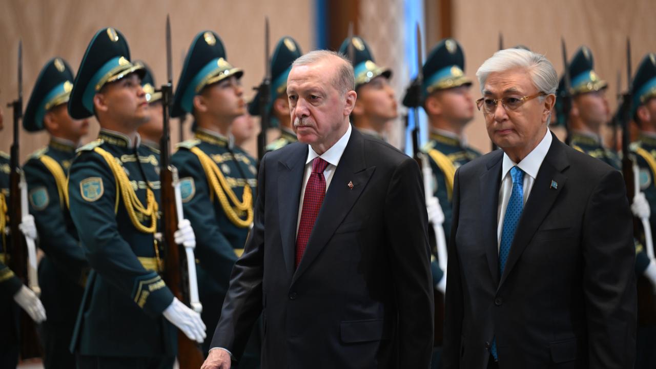 Cumhurbaşkanı Erdoğan, Kazakistan'da resmi törenle karşılandı